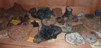 1003-Mineraliensammlung-Schrank.jpg