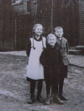 1937 Drei Schueler.JPG