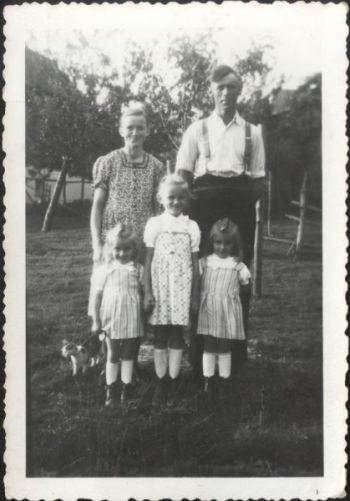 013-1949-Eltern mit Inge-Anneliese-Doris.jpg