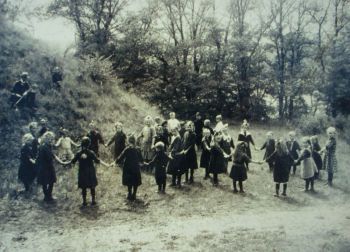 1925 Alternativer Unterricht-mit-Lehrer-Menk.jpg