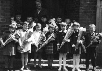 1962 Schueler Einschulung.jpg