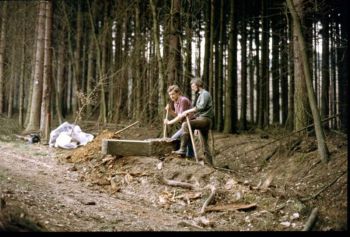 1985-Grenzstein-Klaus-Brag-mit-Freunden-a.jpg