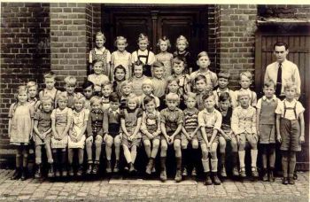 003-Unterstufe-um-1952-mit Lehrer-Schupp.jpg