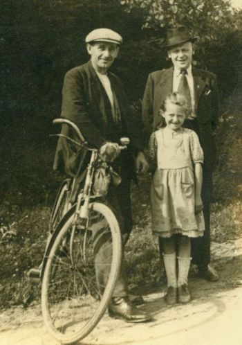 005-Gertrud-mit-Vater-40er.jpg