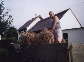 007-Friedel-ist-mit-der-Ernte-zufrieden.jpg