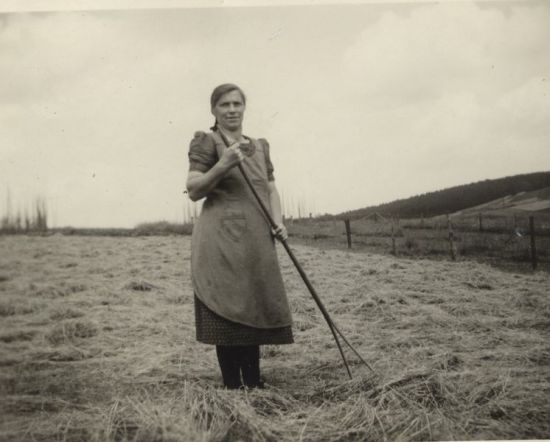 013-Mutter-Feldarbeit.JPG