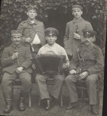 1. Weltkrieg-Alfred Gaumnitz vorne links.jpg