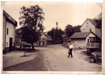 006-Dorfmitte mit Ernst Schmidt um 1965.jpg