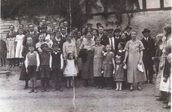 002-1924-Hanwerther besuchen die Mudenbacher Kirmes-vor Trapps Haus.jpg