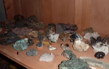1008-Mineraliensammlung-Schrank.jpg