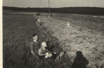 1955-Kartoffelernte Erich mit Oma.jpg