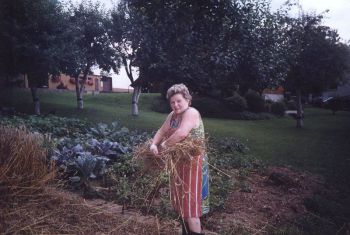 003-Renate-buendelt-den-Weizen-zu-Aehren.jpg