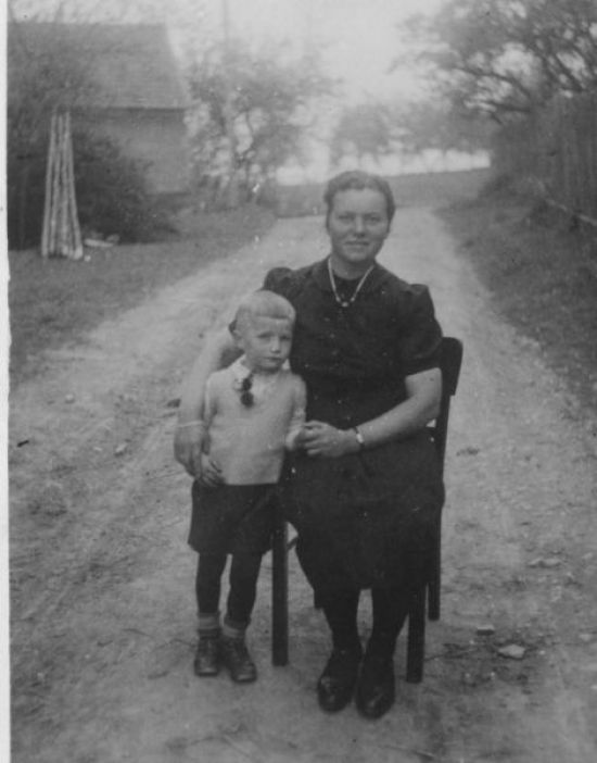006-Wally-mit-Helmut-1944.jpg