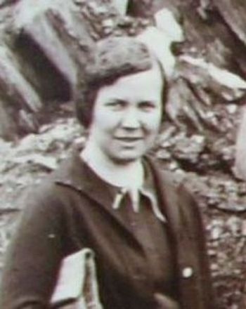 1938 Lehrerin Schneider.jpg