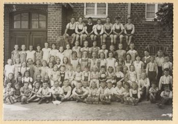 1939-Schueler-mit-Lehrerin-Rheinberger.jpg
