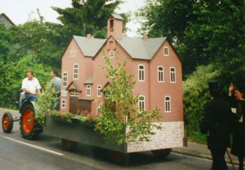 1995-Festzug-Schulmodell (3).jpg