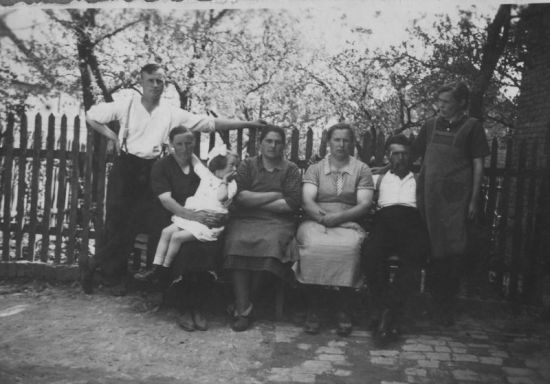 003-Gruppenfoto-zu-Kriegszeiten-links-Emil-Jung.jpg