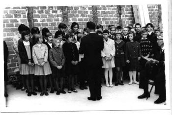 009-Grundsteinlegung-Richtfest-1966-Schuelervortrag.jpg