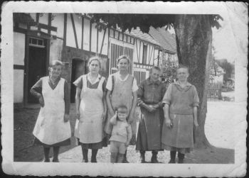 010-Vor-Lauterbachs-Haus-1933.jpg