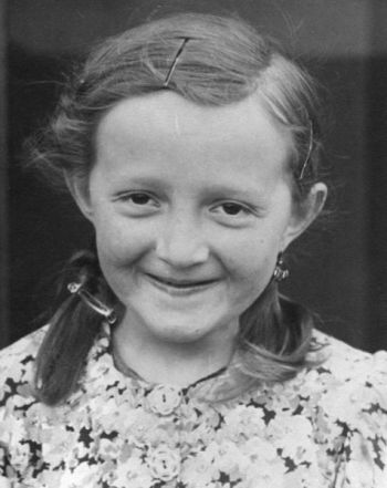014-Gertrud-Einschulung 1940.jpg