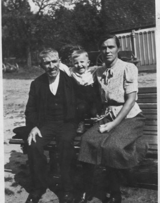 002-Opa-Helmut-Mutter-1945.jpg