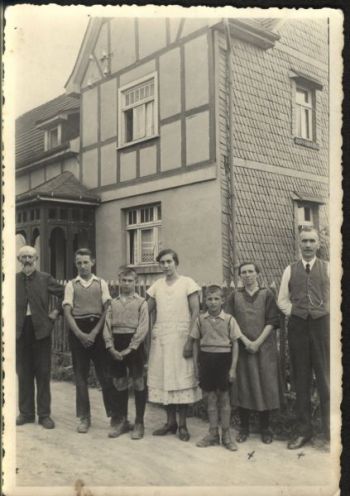 1938 vor Hanersch-Grollius-Haus.jpg