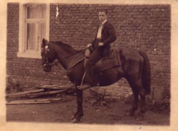 1930er-Alfred Thiel auf Pferd Olga hinterm Haus.jpg