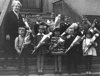 1963 Schueler Einschulung.jpg