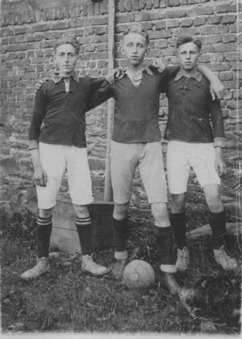 Fussballer-1919-KarlWolf-ErnstSchmidt-KarlRoeber.jpg