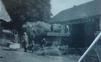1942-Dreschen-im-Linnenhoefjen (1).JPG