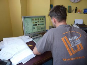001-Dennis-am-PC .JPG