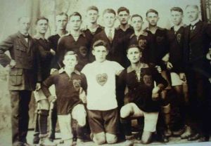 001-Fussballmannschaft-F.C.M-um-1920.jpg