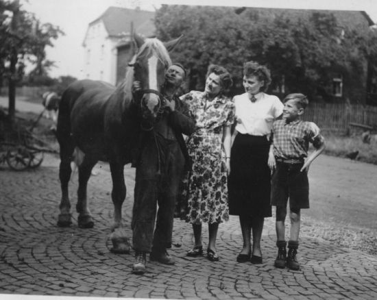 015-Pferd-vor-Krupps-rechts Helmut Jung.JPG
