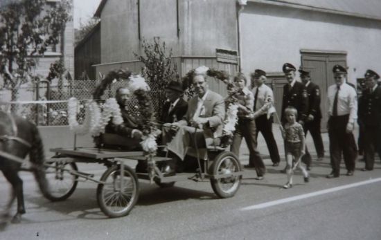 060-Feuerwehrfest-1975-Ehrengaeste-KarlSchmidt-WilhelmLucas.jpg