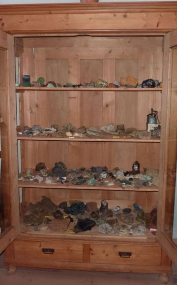 1001-Mineraliensammlung-Schrank.jpg