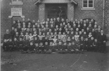 Schueler-im-Jahr-1905.jpg